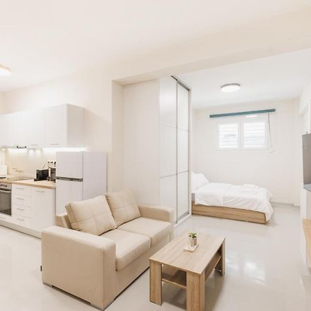 Fully Renovated Luxurious Semi-Basement Studio Atena Exterior foto
